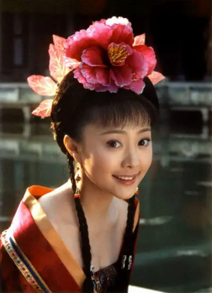 刘园园：逼婚大12岁央视名嘴，携2岁女儿办婚礼，如今过得怎样？