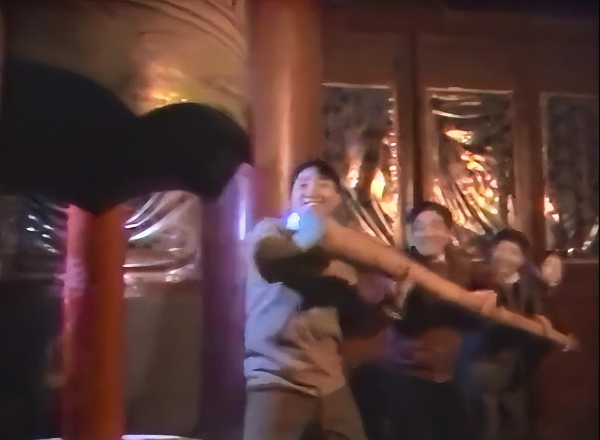 主持人抢话、演员笑场，这8届央视春晚的失误，堪称“灾难现场”