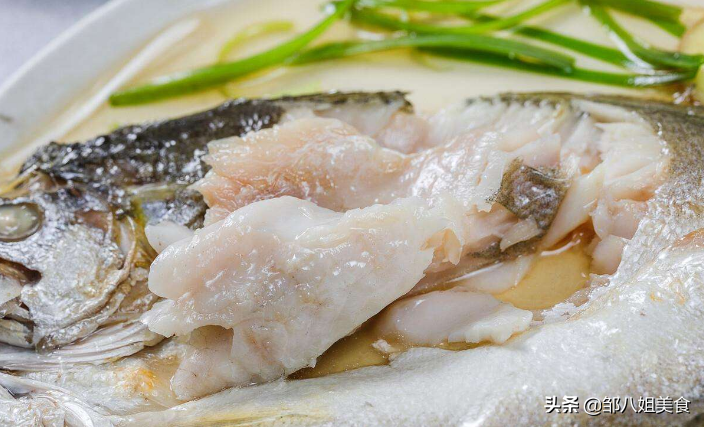 做清蒸鱼，热油和蒸鱼豉油哪个先放？有人常弄错，难怪鱼肉不鲜香