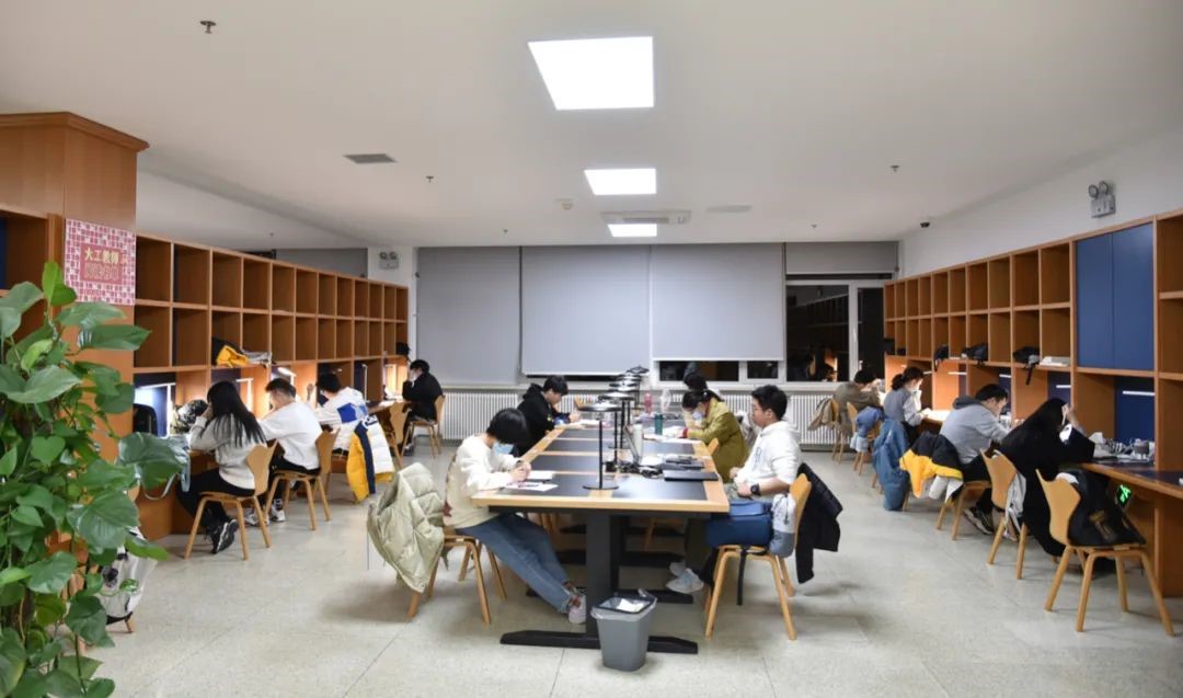 “面朝”大海，坐拥网红咖啡馆！大连一高校“精致生活”曝光，网友：太羡慕！