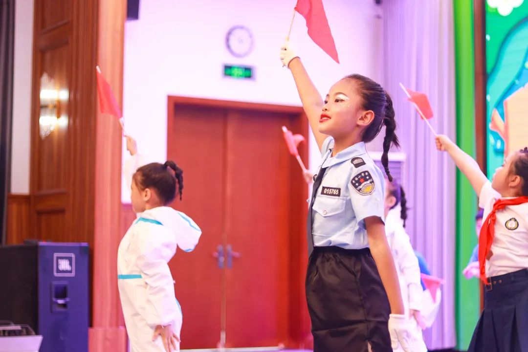 天府新区华阳实验小学举行“童星耀五月·艺术绽花开”群舞比赛