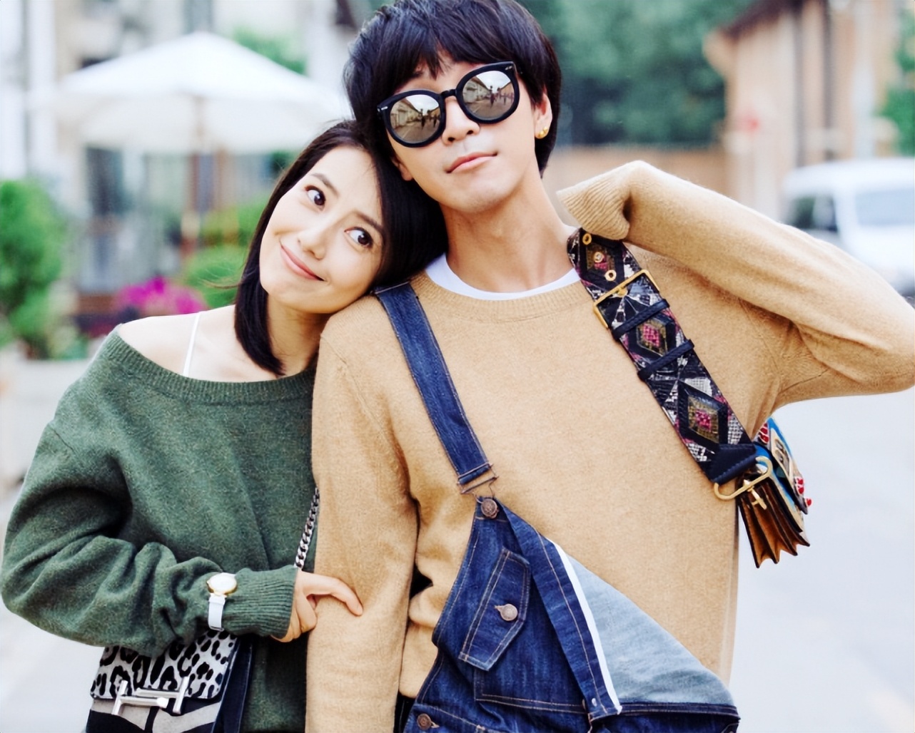 高圆圆与韩火火搭肩拍照，原相机下眼部肌肤松弛，头上白发抢镜