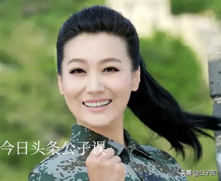 谭晶情史，青歌赛上成名，长城上开演唱会，嫁爱情高龄产子