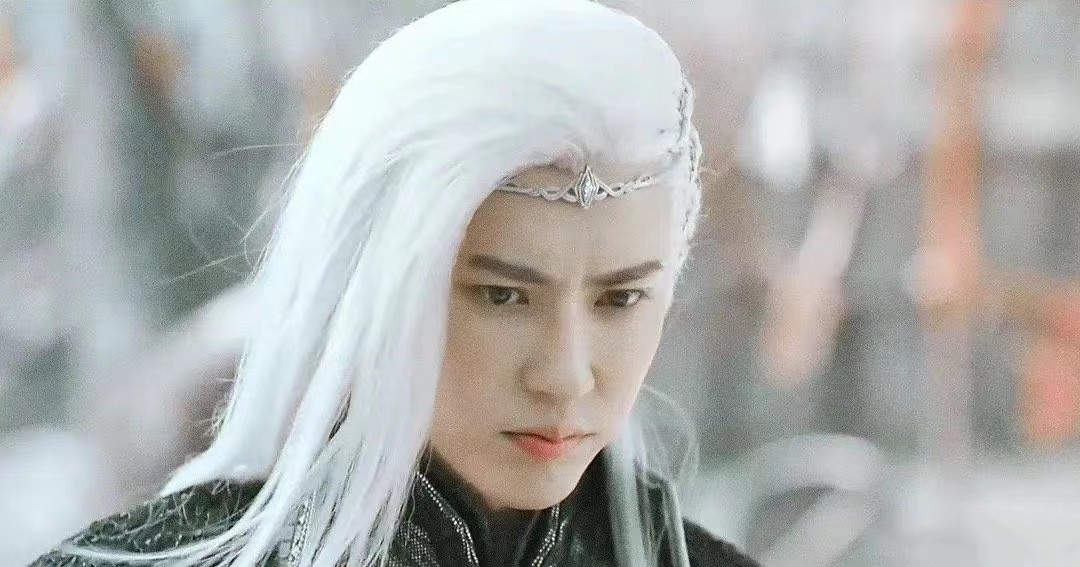 同样是演“白发美男”，有人一眼万年，有人像顶了一头枯草