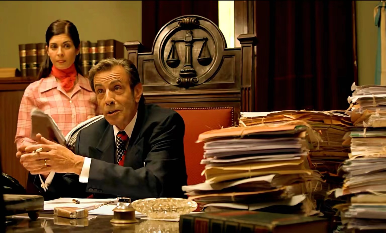 《谜一样的双眼》：与杀妻凶手无交流一起生活了25年，男子：复仇