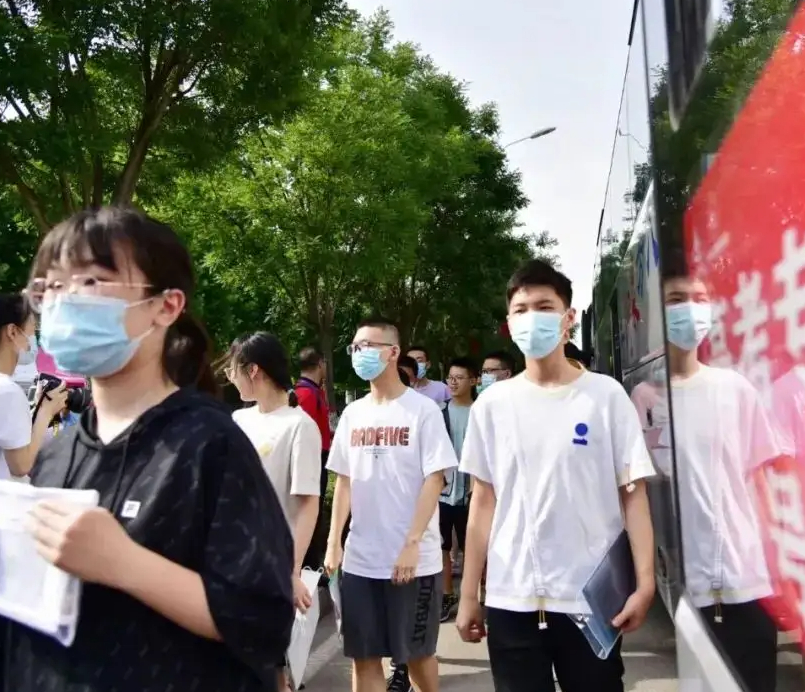 2022年为“高考小年”，录取分数线将下降？资深教师给出答案