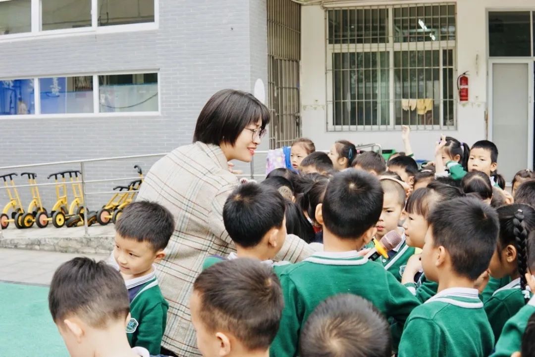 德阳市第一幼儿园举行国际家庭日国旗展示活动