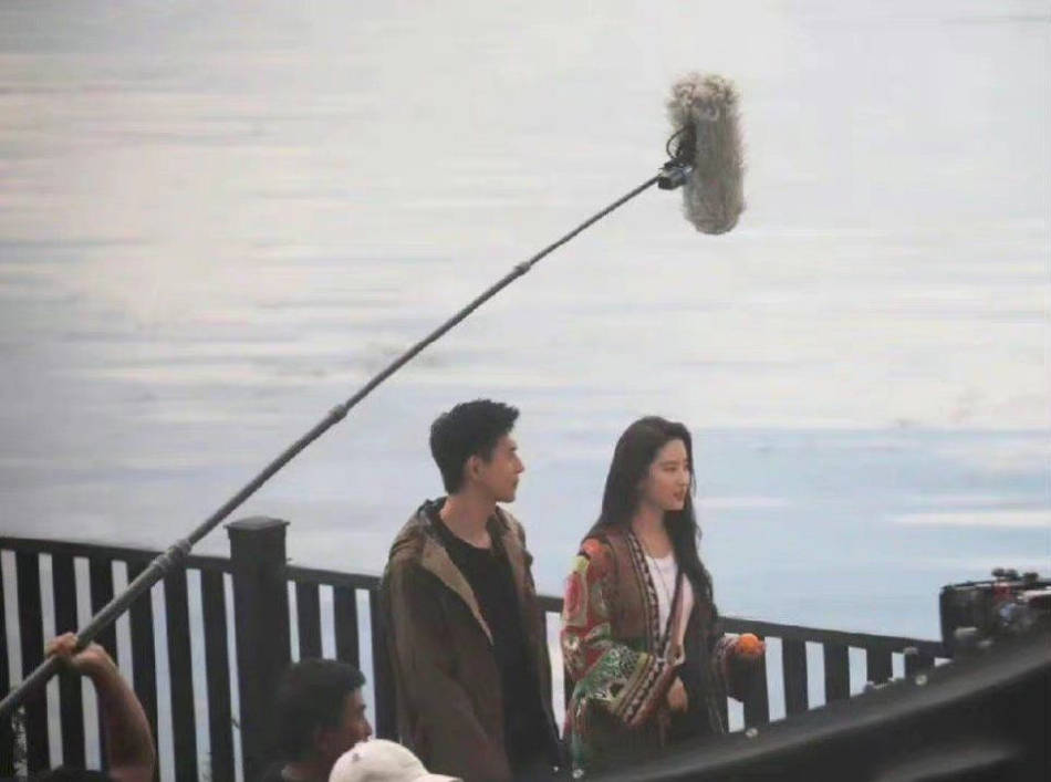 刘亦菲李现《去有风的地方》路透曝光，海边散步好唯美