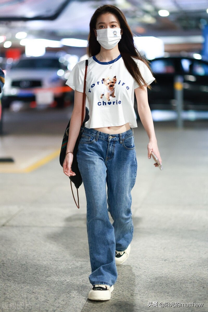 街拍：张雪迎白色卡通露脐T恤+阔腿牛仔裤休闲时髦