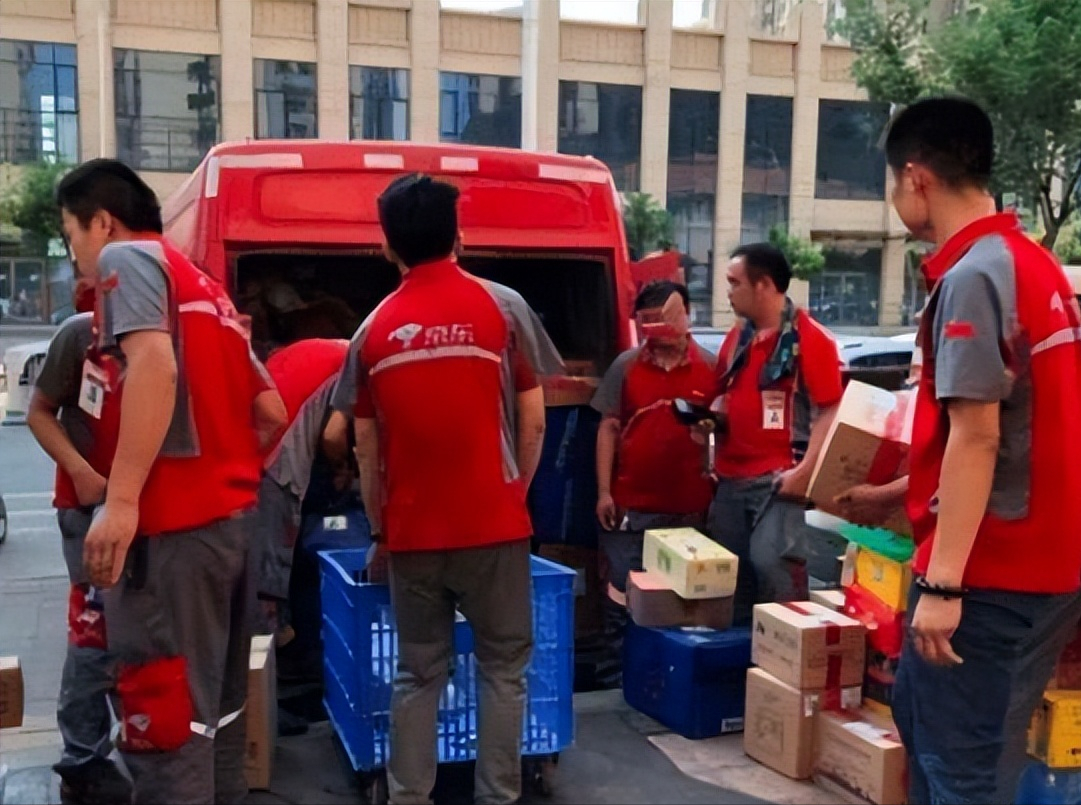 京东001号快递员金宜财：无怨无悔送快递12年，刘强东给了他什么