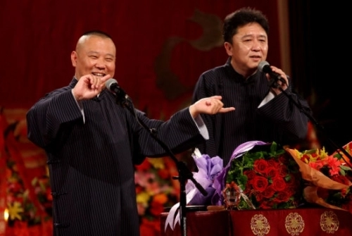 观众破口大骂脏话，郭德纲沉着应对，3句反问让对方羞愧离场