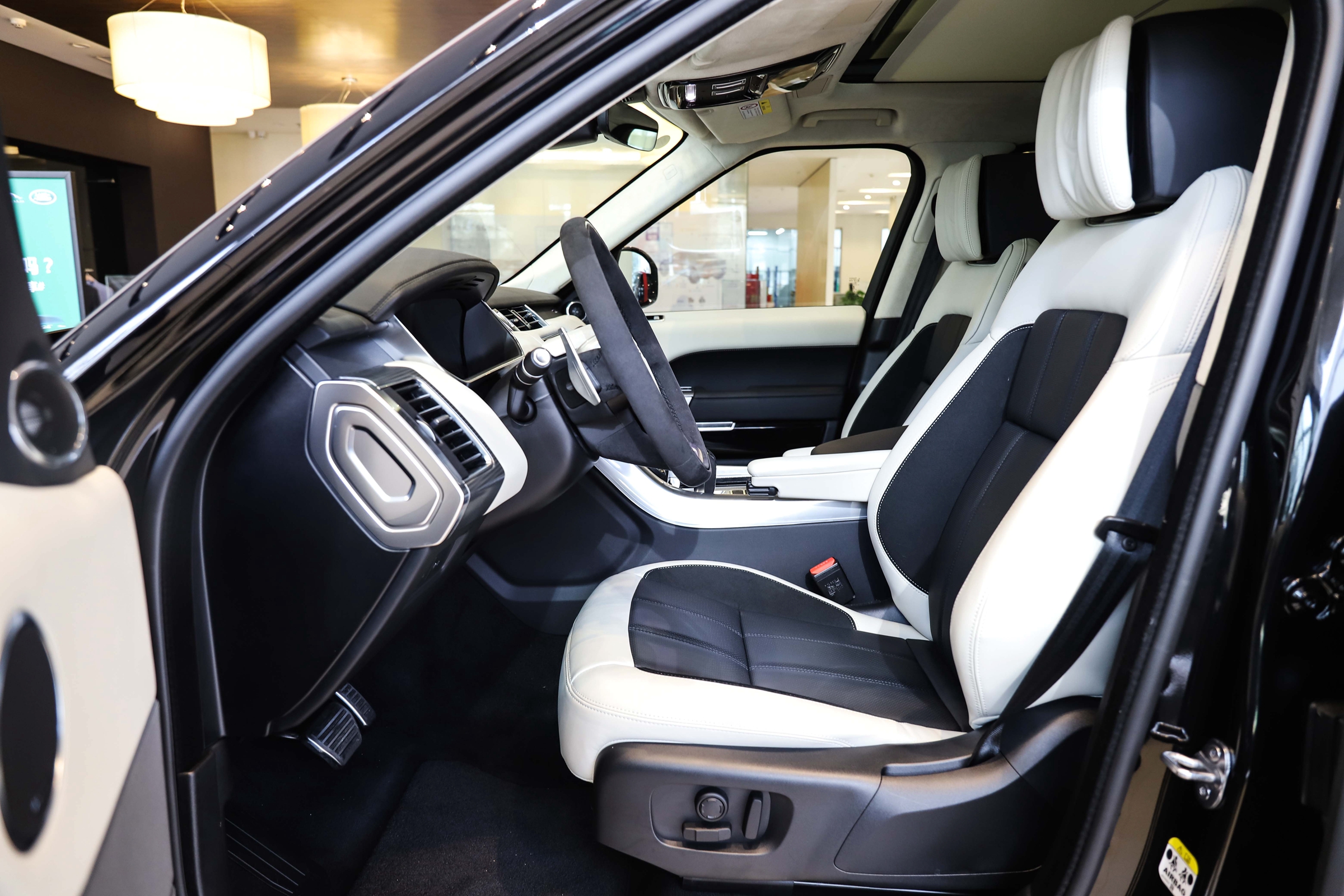 过年回家开上它 全村对你笑哈哈 实拍路虎揽胜运动虎威雄心版