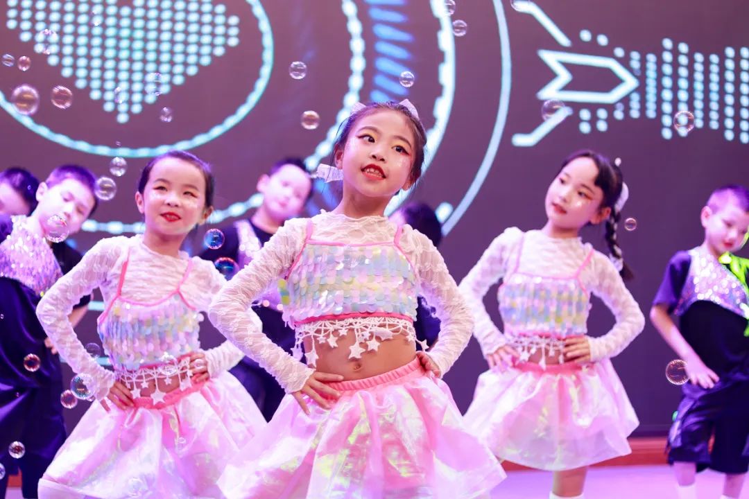天府新区华阳实验小学举行“童星耀五月·艺术绽花开”群舞比赛