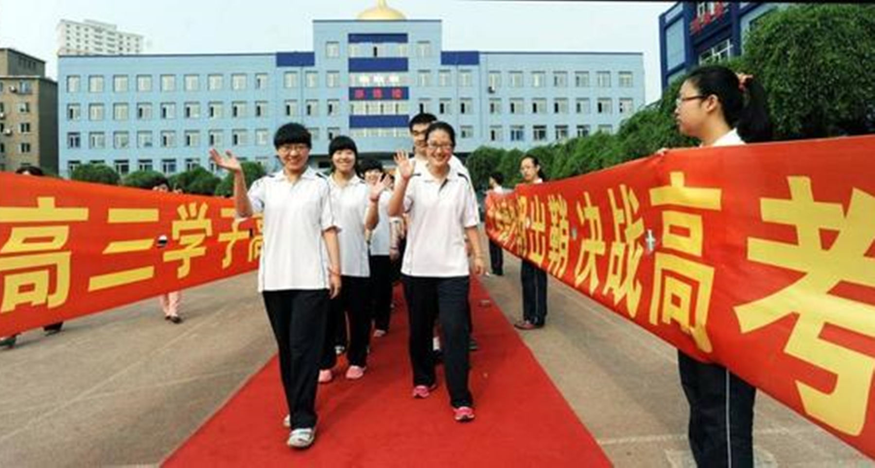 33岁高考状元毕业9年，蜗居在家啃老，对父母亲戚闭门不见