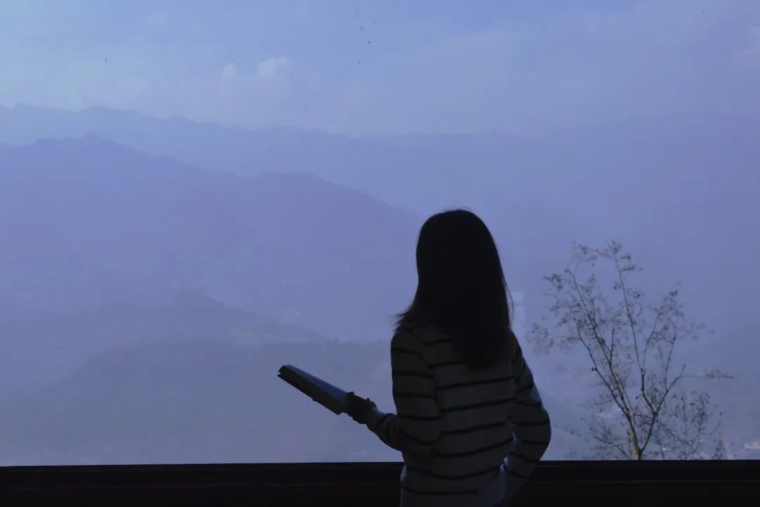 下榻白云深处的中式园林民宿 泡山野私汤 270度俯瞰城市烟火 天天看点