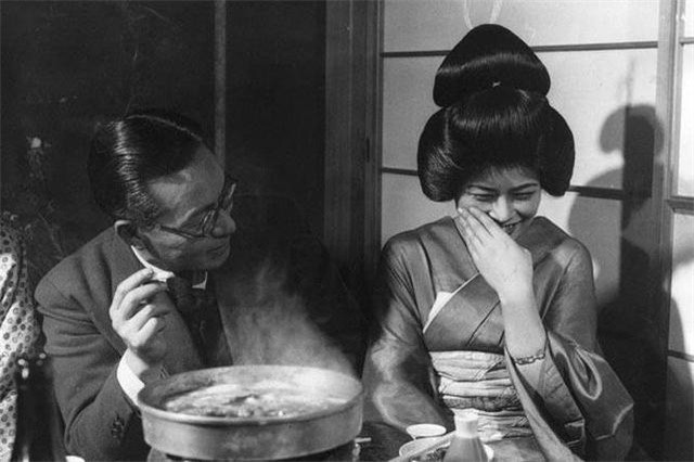 日本烟花女子74岁仍站街，街头60年一直拉客，却备受日本人尊重