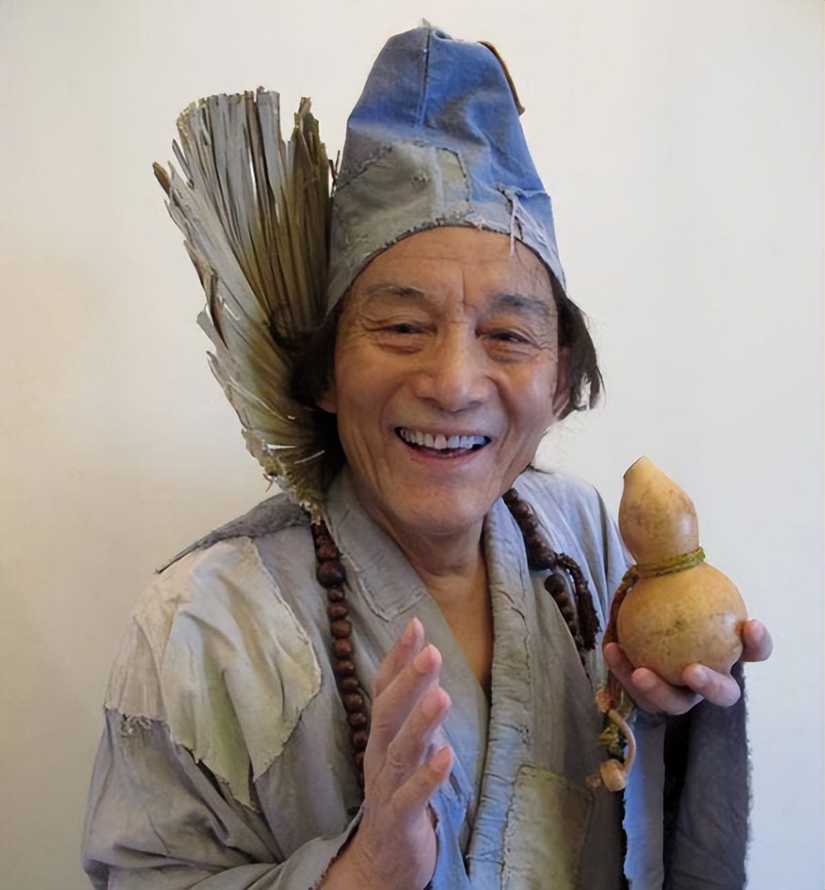 济公,原名李修缘,出生在一个官宦家庭,祖上还曾娶了当朝公主,也算是皇