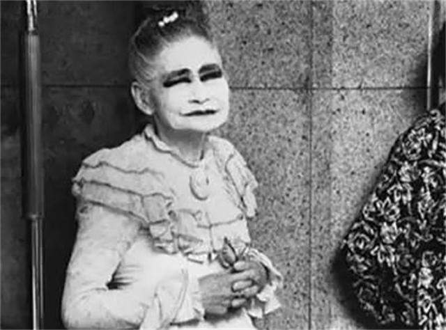 日本烟花女子74岁仍站街，街头60年一直拉客，却备受日本人尊重