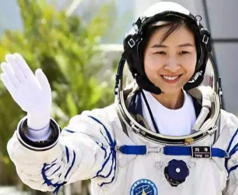 在太空中生活，女航天员怎样克服生理问题？航天女英雄牺牲很大