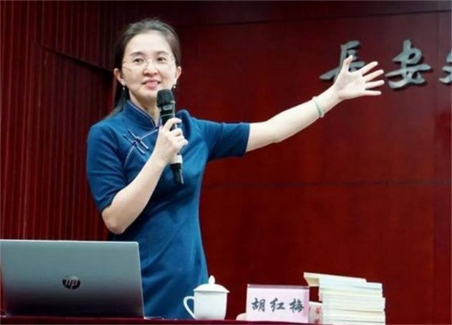 胡红梅的“堕落史”：从最美校长到“无耻小偷”，她经历了什么？