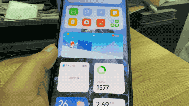 手机厂商们，把没用的「负一屏」删了吧