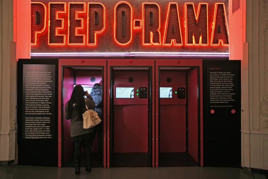 10岁被逼阅遍成人片，参加迷乱派对！美国千金童年惊掉网友下巴