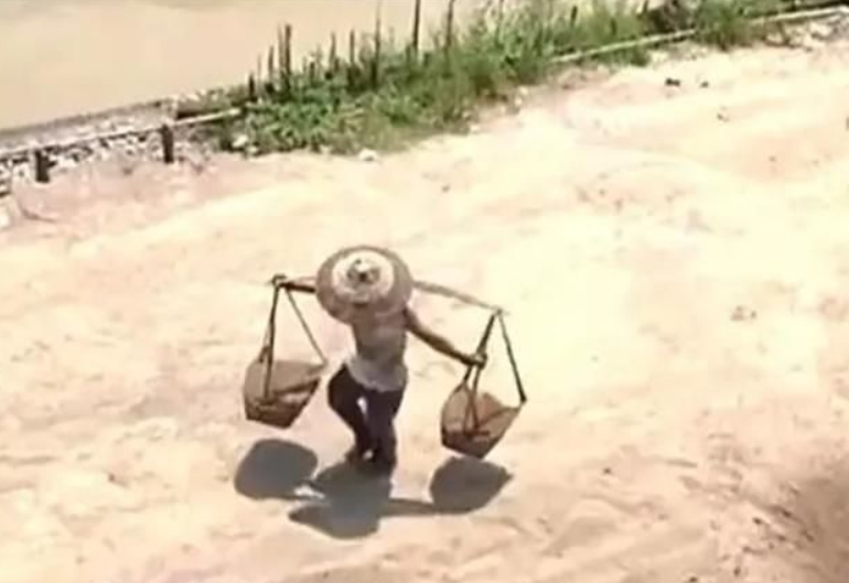 7年了，湖南男孩674分考清华，父亲每天挑200担沙，后来怎样了？