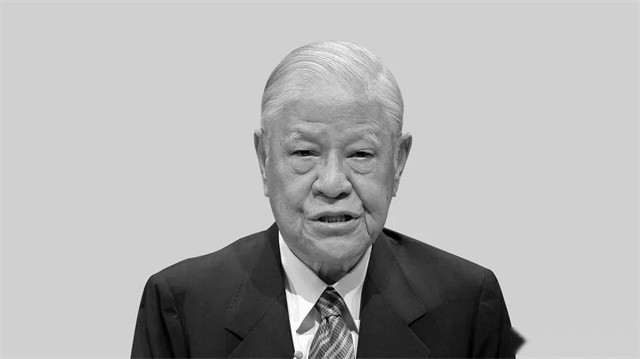 2020年李登辉遗体火化，女子当众泼其肖像油漆：死有余辜