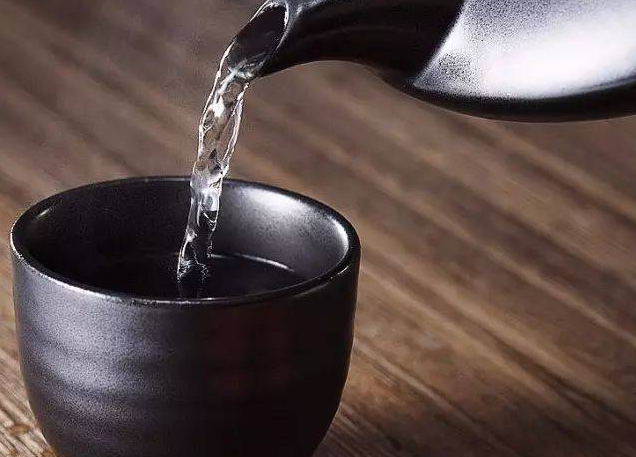 冬天，碰到這幾款白酒別手軟，一次囤幾件，過年喝口感更香醇