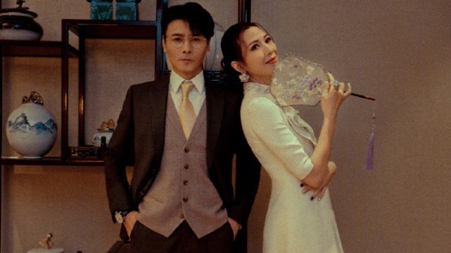 张晋一家五口拜年，俩女儿漂亮开朗像妈妈，儿子虎头虎脑像爸爸