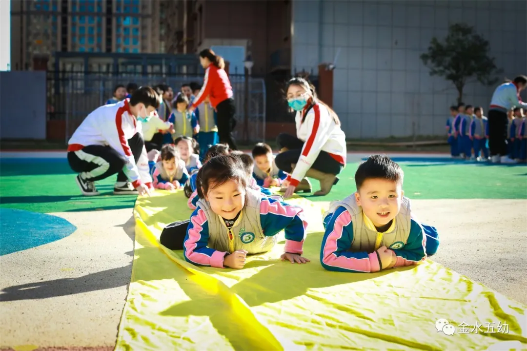 小学生足球队入场词(享运动•健体魄•悦童心—金水五幼教育集团“趣味运动周”纪实)