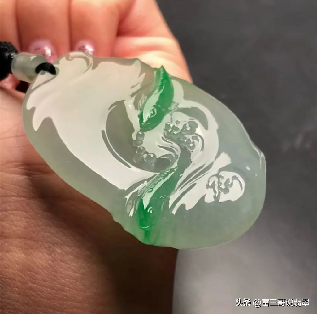 玉赏 ▏带色翡翠片料,俏色巧雕,如鱼得水