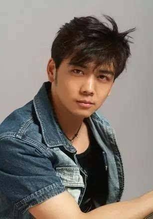 薛之谦摆拍，靳东写诗，张大大泪流满面，男人做作起来真要命