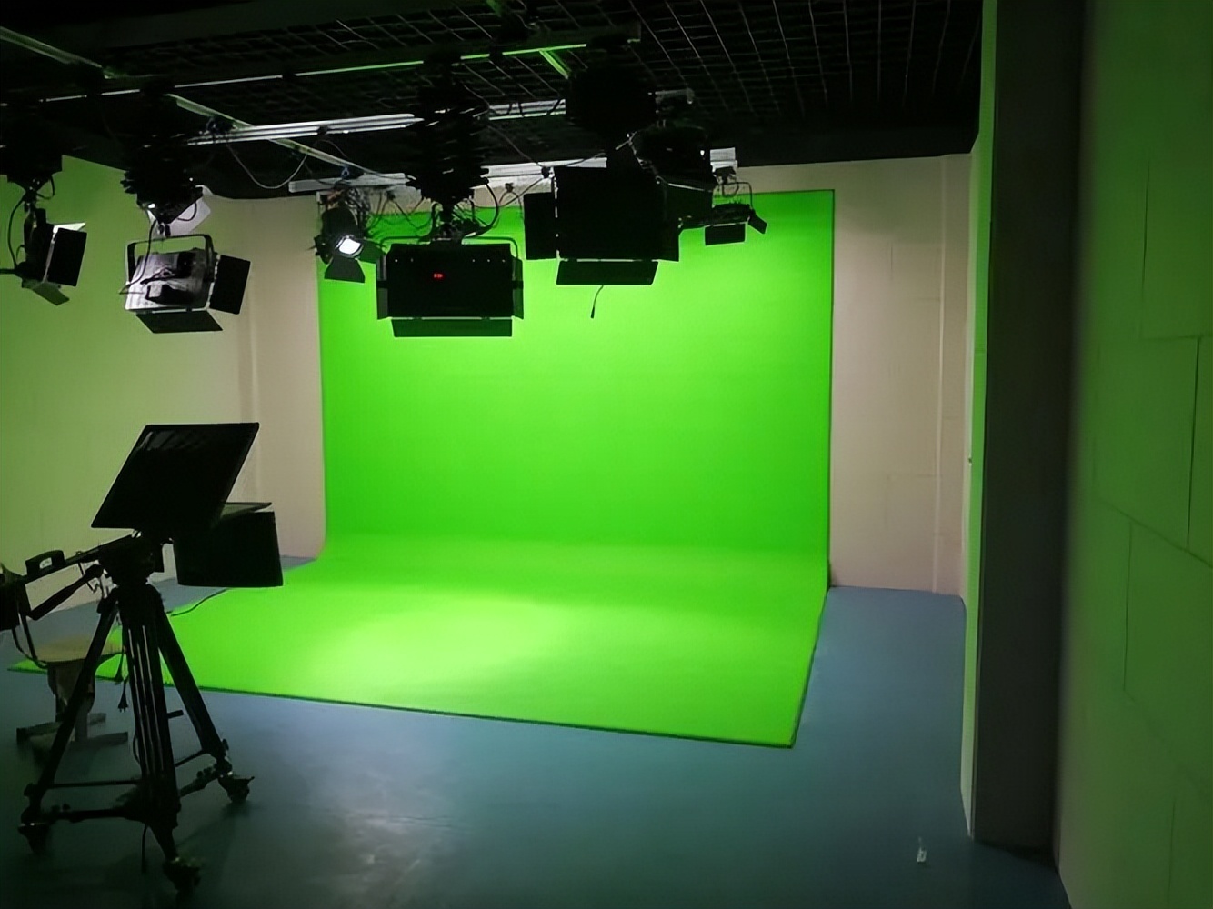 山东济南虚拟演播室主持人口播拍摄--上山传媒