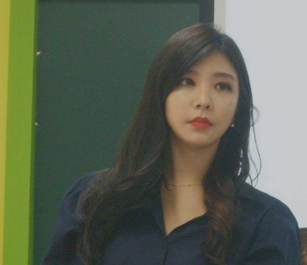 安徽某大学女老师走红，复古打扮神似“司藤”，学生们争着来上课