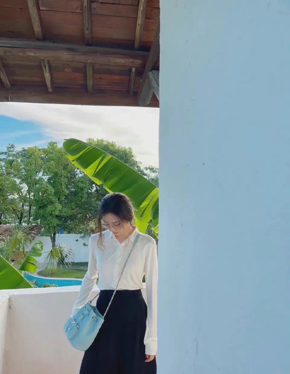 刘诗诗穿白衬衫配黑色裙裤，经典配色轻盈可人，温柔知性