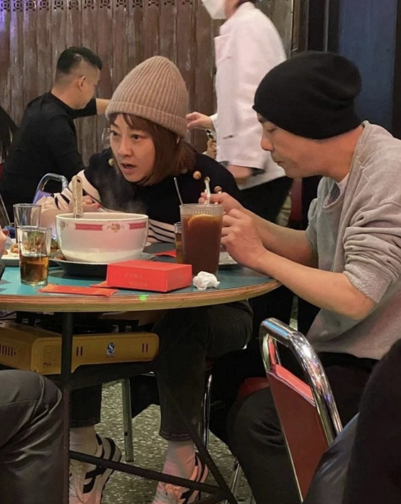 56岁张卫健携爱妻吃路边摊！二人纯素颜打扮低调，桌上仅几碟小菜