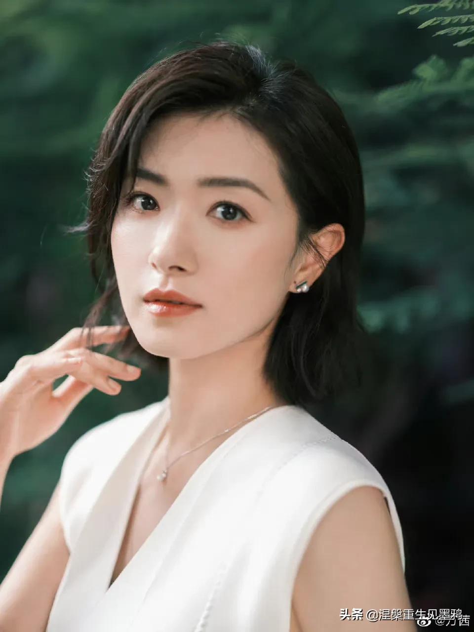 万茜晒随拍，白色连衣裙彰显出优雅亲和，知性大方