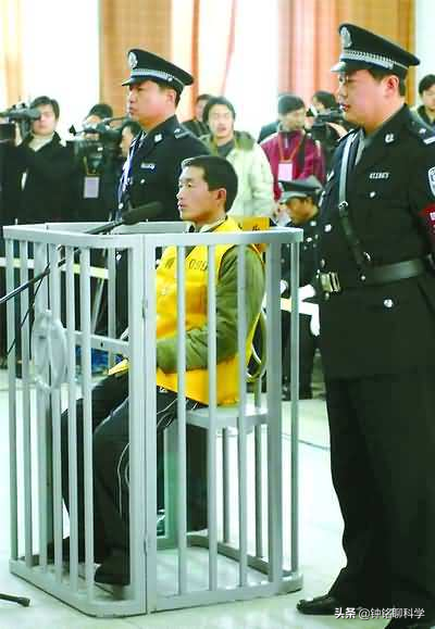 2003年16岁小伙被变态杀手拐回家，靠善良捡回一命，破获17起凶案