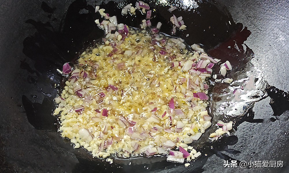 年糕做的炒菜，色泽红亮，口感软糯，味道香甜微辣，特别好吃过瘾
