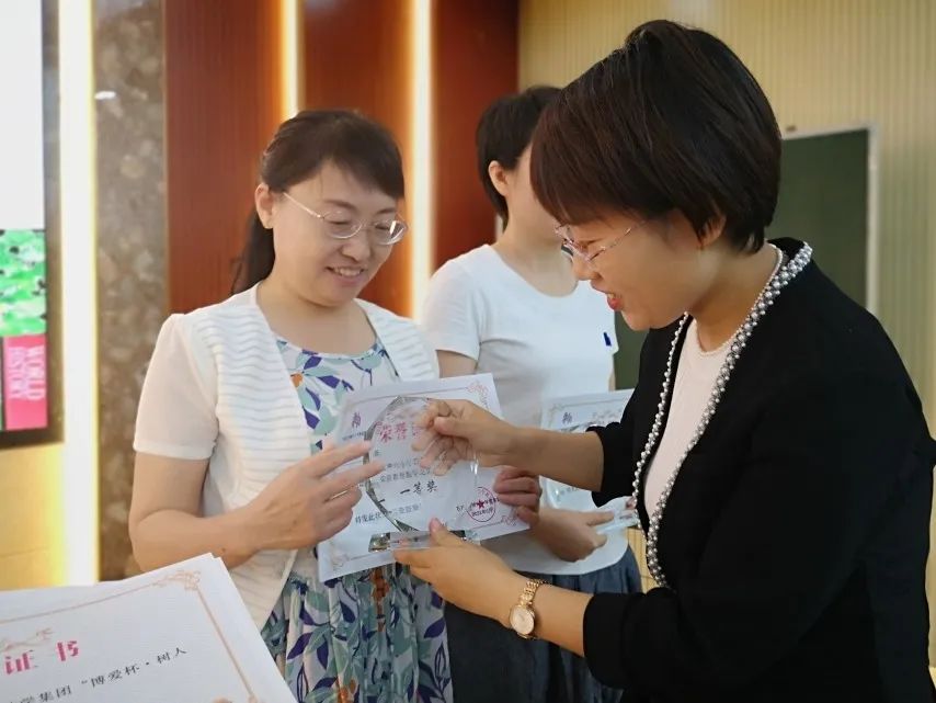 石家莊市神興小學“博愛杯”頒獎儀式(圖18) 石家莊市神興小學“博愛杯”頒獎儀式(圖18)