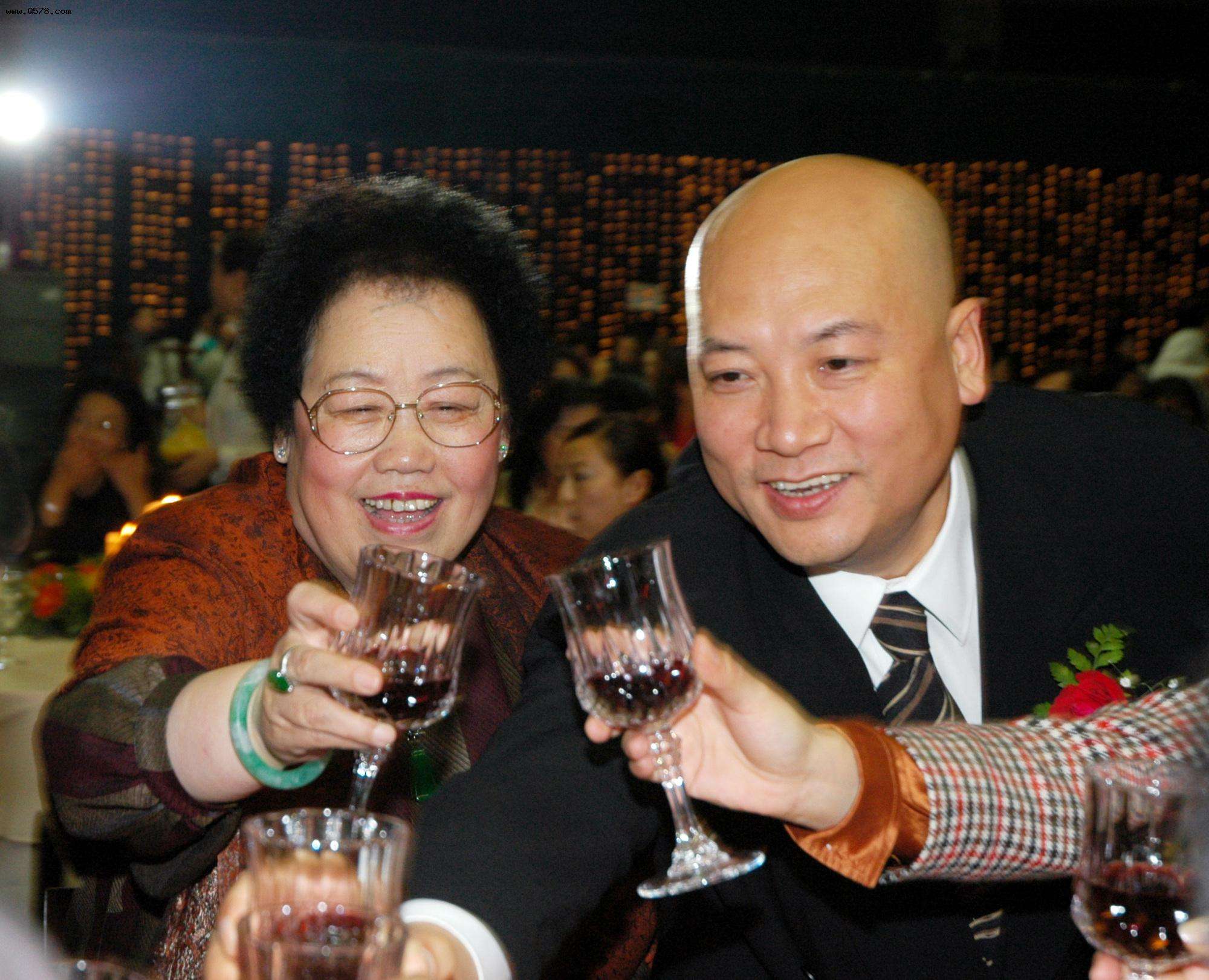 周末2天曝出8个瓜，被传封杀、三胎流产、发律师函，个个都是大瓜