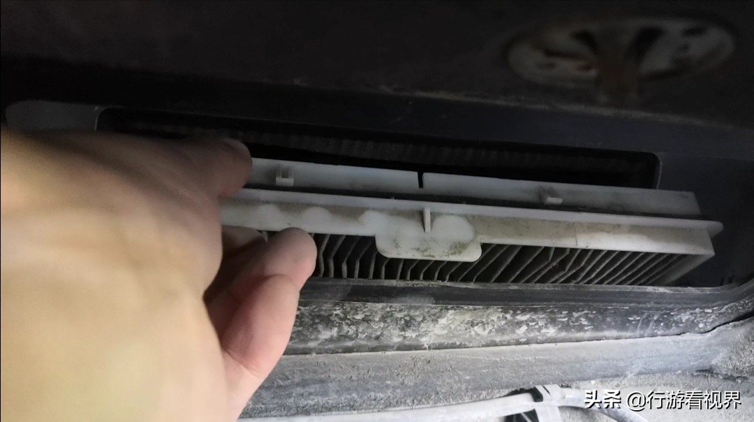 2022年五一之前，58168公里時(shí)候我給愛(ài)車(chē)更換空調(diào)濾芯，全程DIY