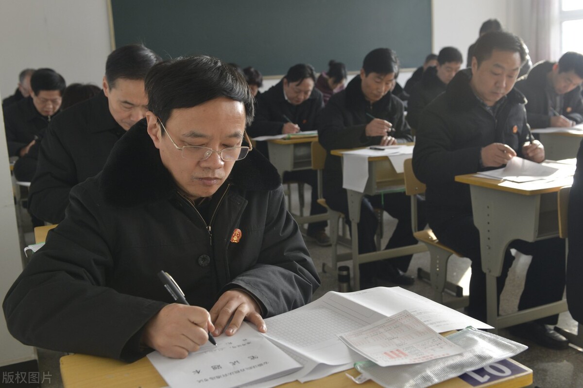 法学专业考公务员很容易？但为什么年年登上红牌就业榜