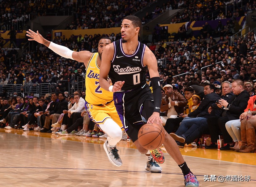 nba为什么会放弃最后一攻(小伙子真懂事儿，哈利伯顿空篮放弃最后一攻，给了湖人最大尊重)