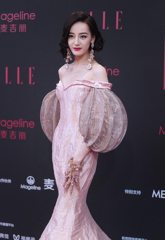 迪丽热巴也太有异域风情了,把灯笼当做衣服穿,短发造型也太A了