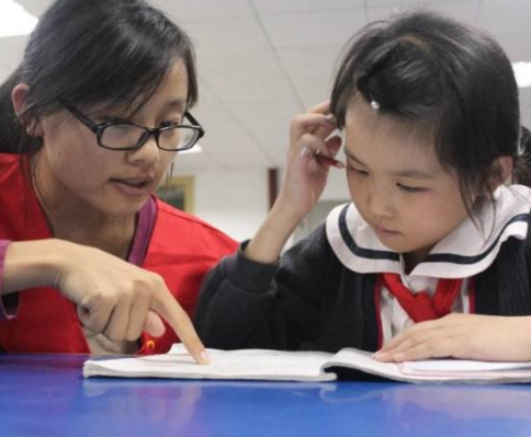 小学生在家上网课，却因坐姿“不雅”，被网友吐槽是总裁上班