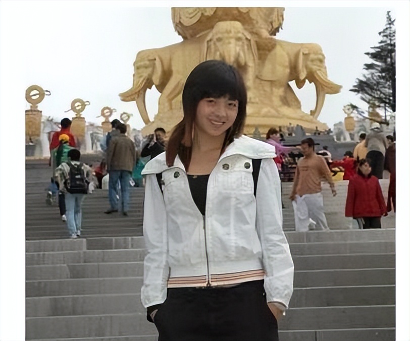 佟瑶:23岁成四川知名主持,醉酒上厕所离世,成丈夫余生之痛