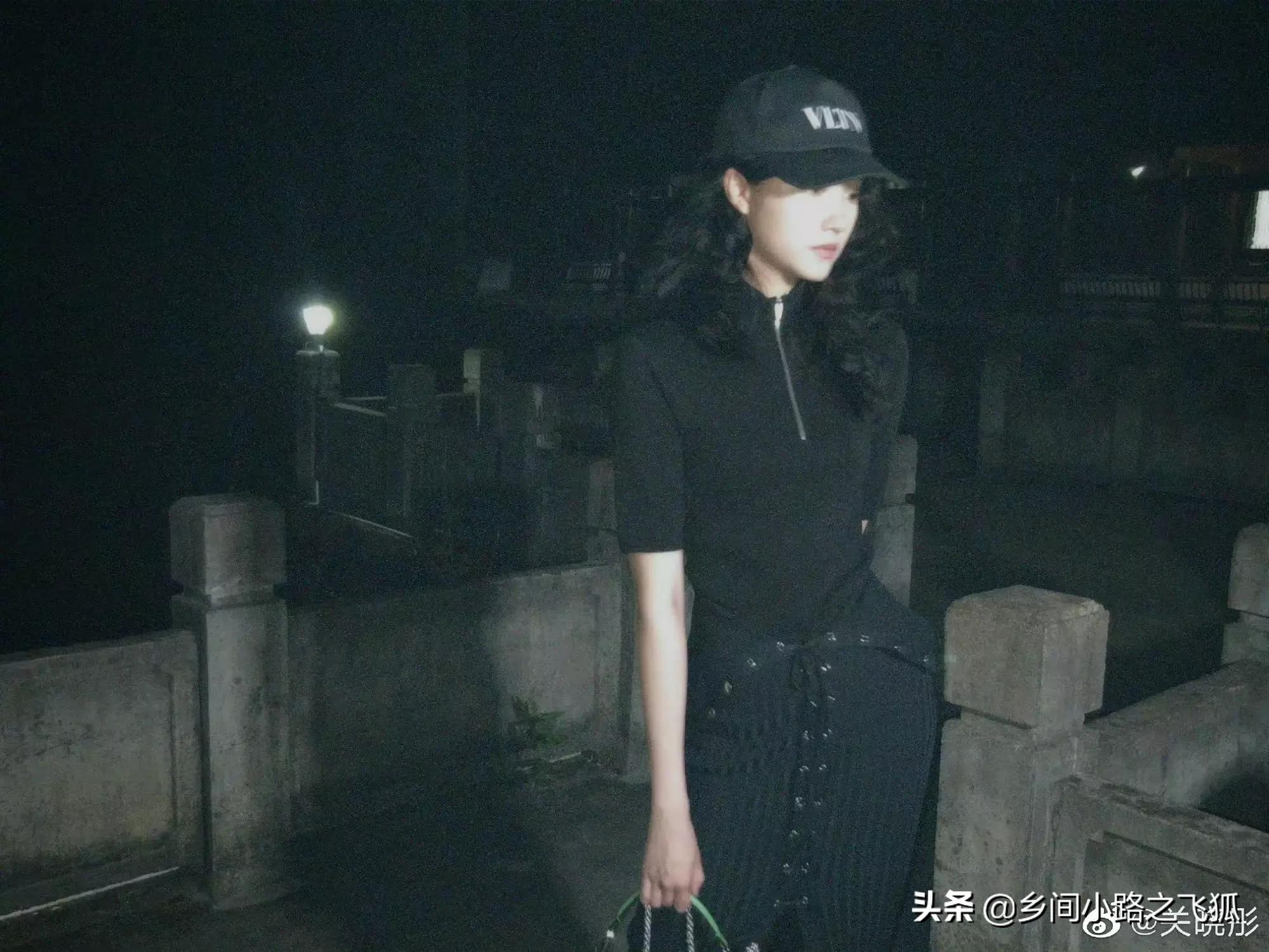 关晓彤夏夜的一点闪随拍，黑夜中的小精灵