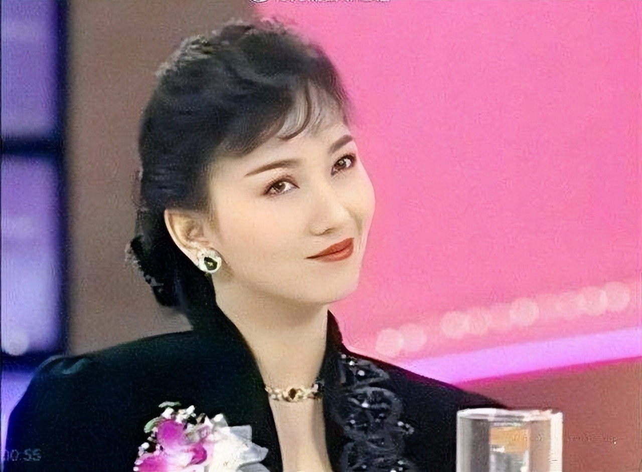 赵雅芝、高圆圆、贾静雯、余男、林青霞，同是红裙，韵味各不相同